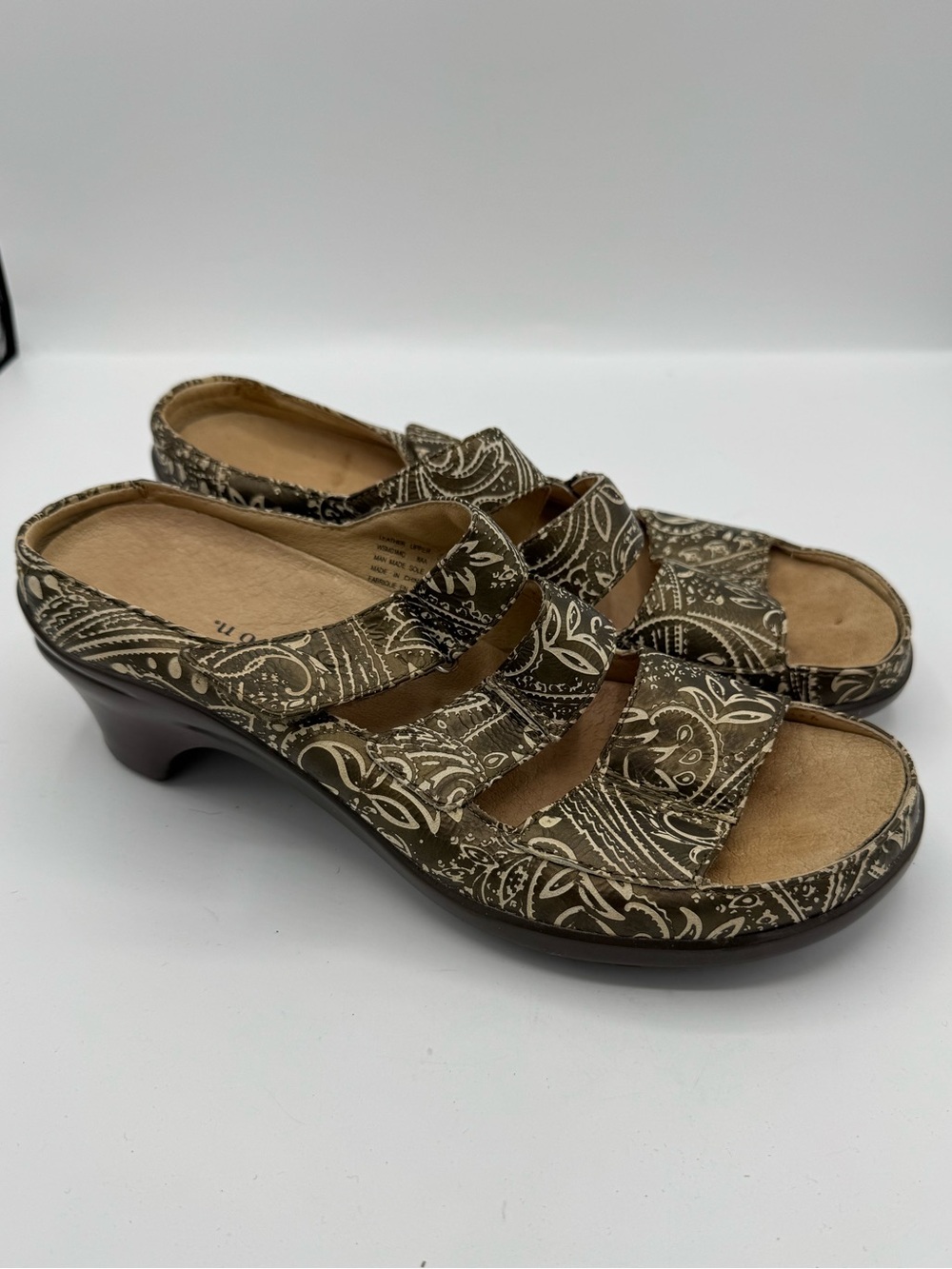 Aravon Comfort Paisley Slide Heeled Sandals Size 8 AA Narrow Casual work office